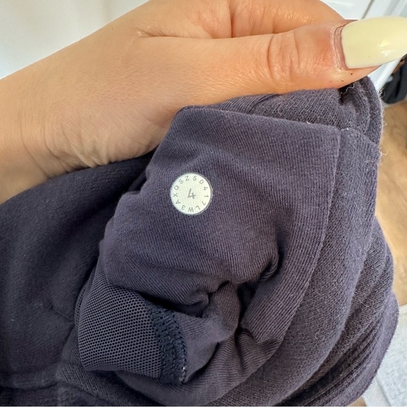 Lululemon Floral Flock Pullover Sweatshirt Midnight Navy Size 4 Women’s - Picture 12 of 12